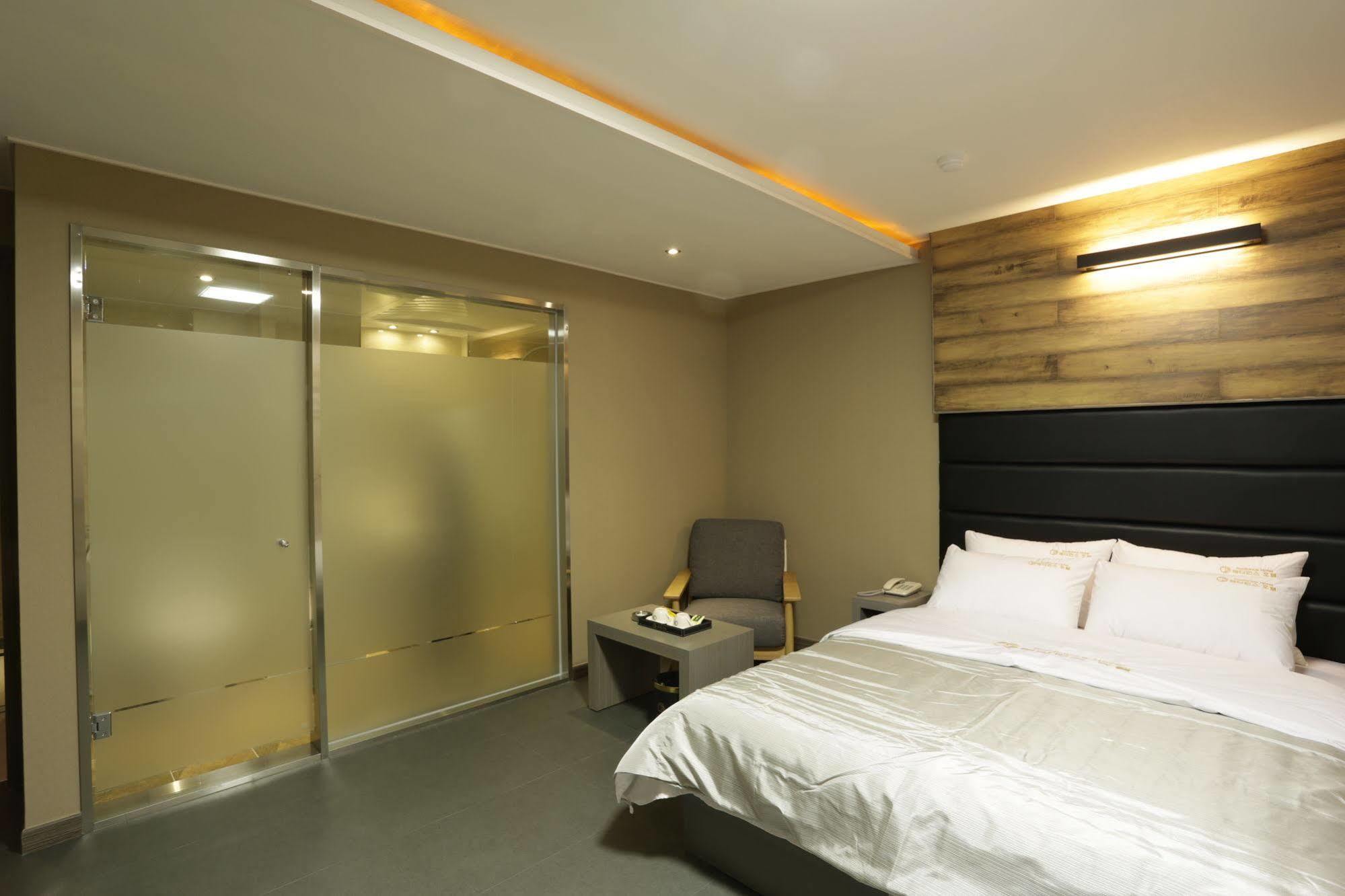 Radiance Tourist Hotel Kodzse Kültér fotó